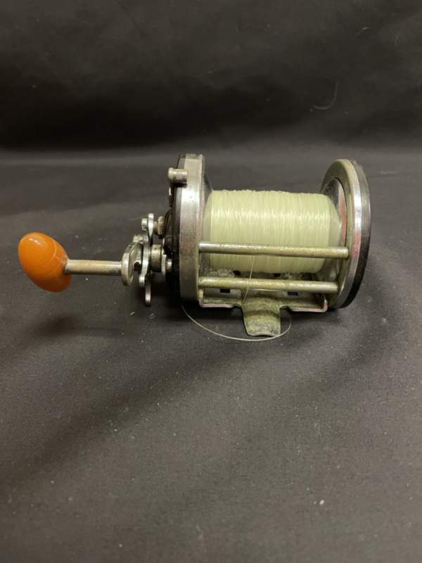 Vintage Penn 200 Surfmaster fishing reel - Storage Discoveries
